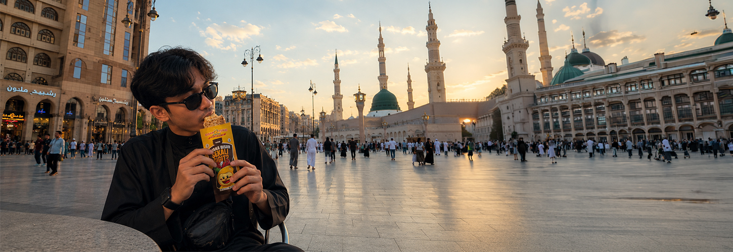 Anak muda bersantai di pelataran Masjid Nabawi menjelang senja